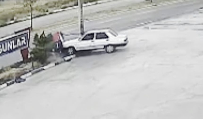 Otomobilin refüje çıkıp direği devirdiği kaza kamerada