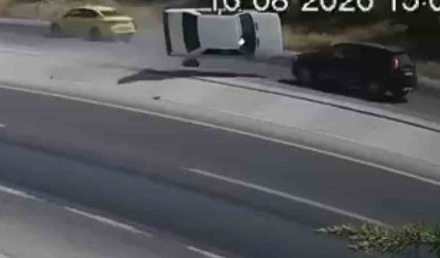 Yola fırlayan parçadan kurtulmak isterken karşı şeride uçarak 2 otomobille çarpıştı: 2 ölü