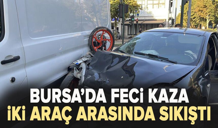 Bursa'da feci kaza iki araç arasında sıkıştı