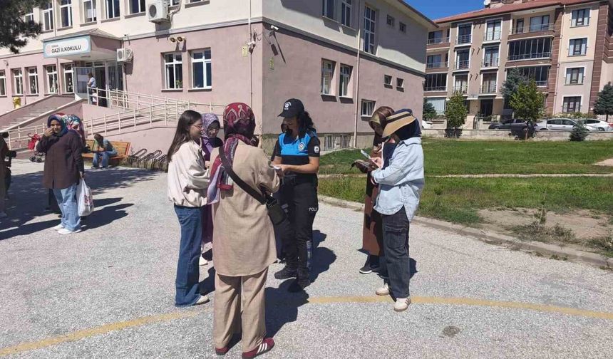 Polisten öğrenci velilerine yeni eğitim yılında güvenlik bilgilendirmesi