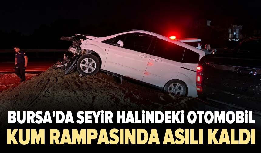 Bursa'da seyir halindeki otomobil kum rampasında asılı kaldı