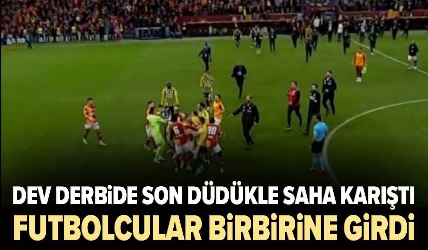 Dev derbide son düdükle saha karıştı: Futbolcular birbirine girdi